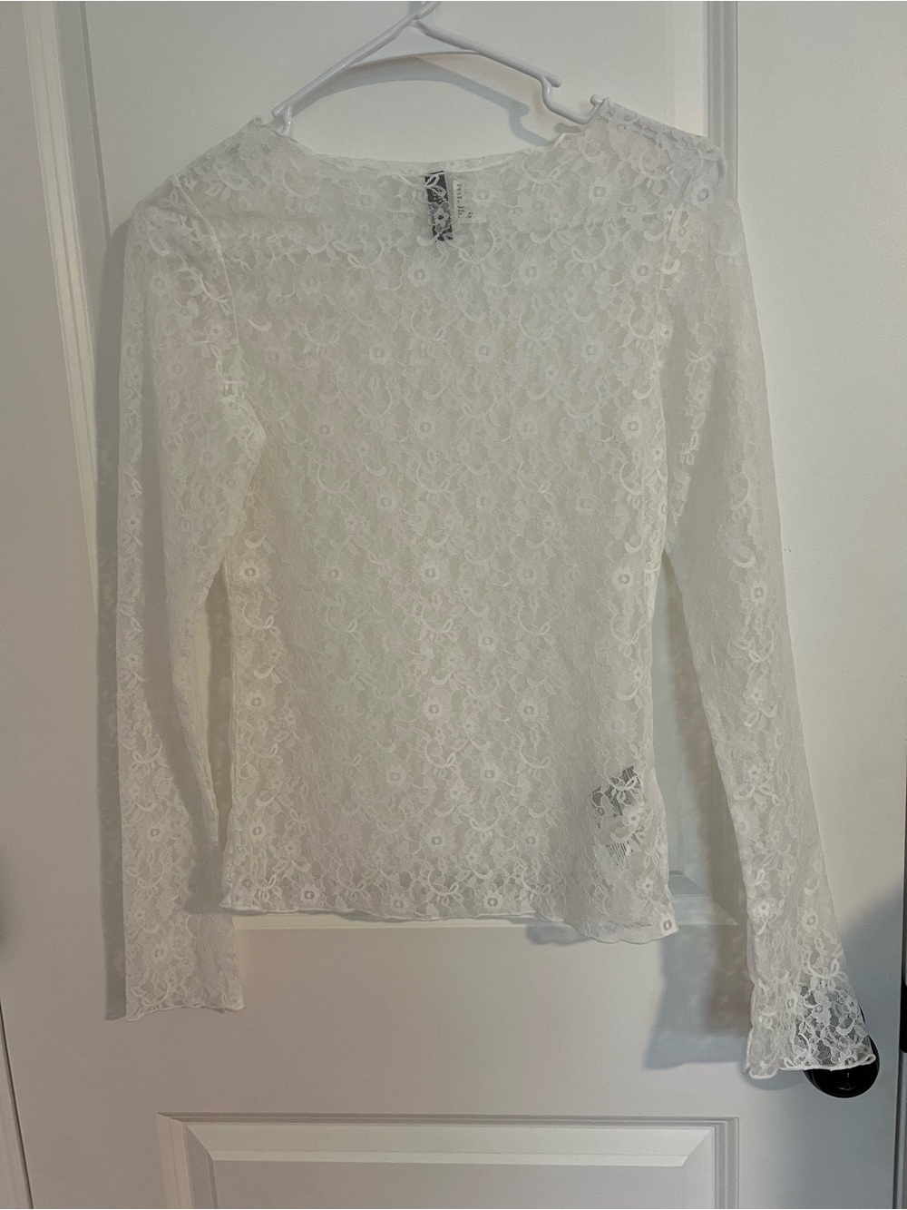 ✨🛍️ 4️⃣ for $2️⃣5️⃣ H&M White Floral Lace Long-Sleeve Top